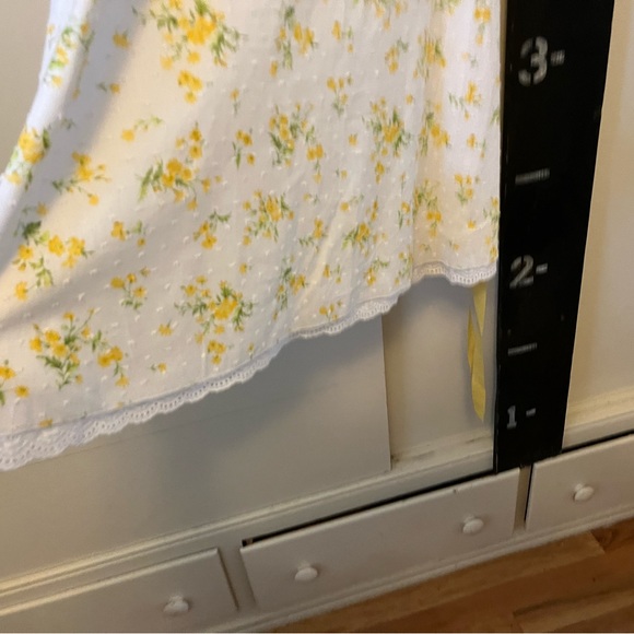 Ruby Rox Sz 11 Junior size White and Yellow lined dress. The dress is textured. - Picture 9 of 11